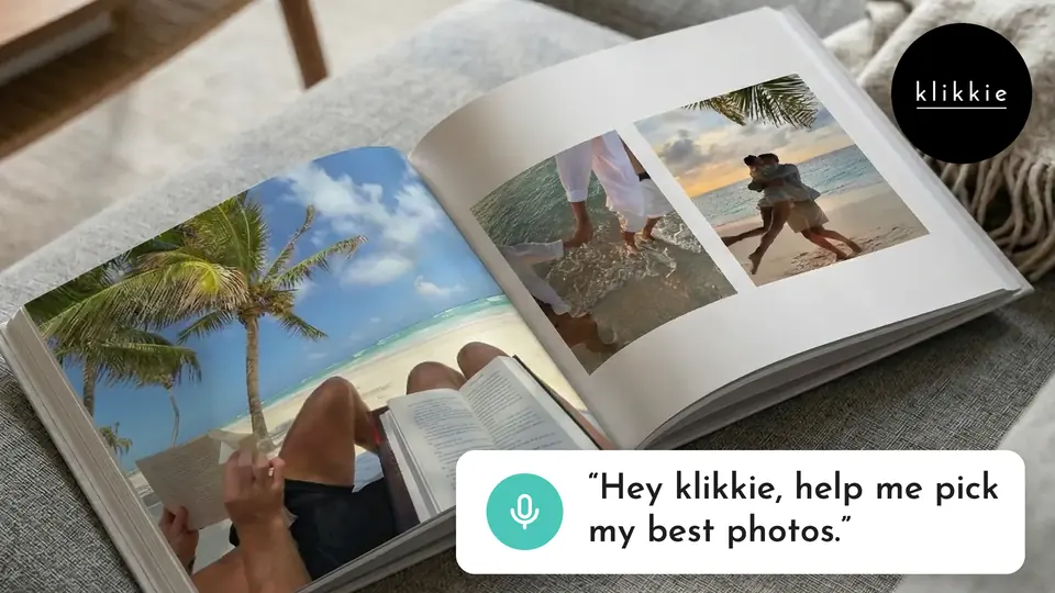 An open klikkie photo book with beach holiday photos on a sofa, with the words “Hey klikkie, help me pick my best photos.”